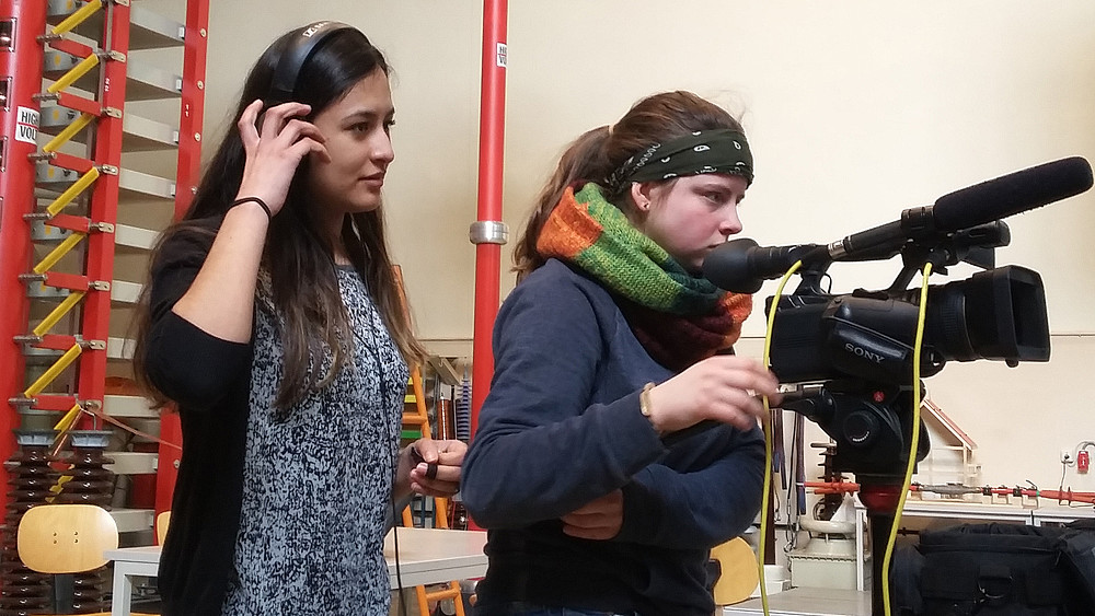 Schüler drehen in den Laboren der Hochschule ein Videopodcastprojekt