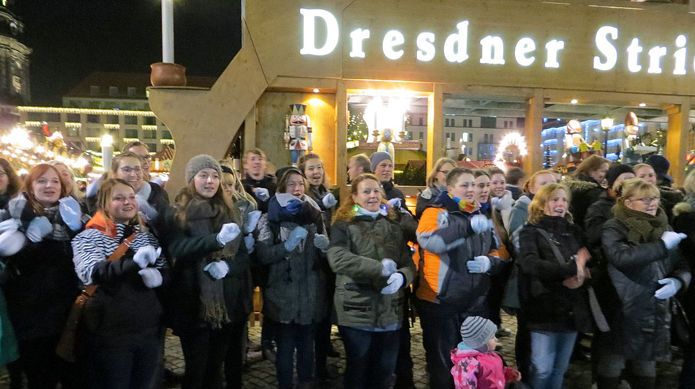 Mit einem "Sign Mob" auf dem Dresdner Striezelmarkt sorgten Gebärdensprachkurs-Teilnehmer für weihnachtliche Stimmung