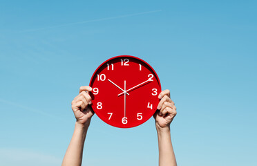 Two Armei hold up a watch.
