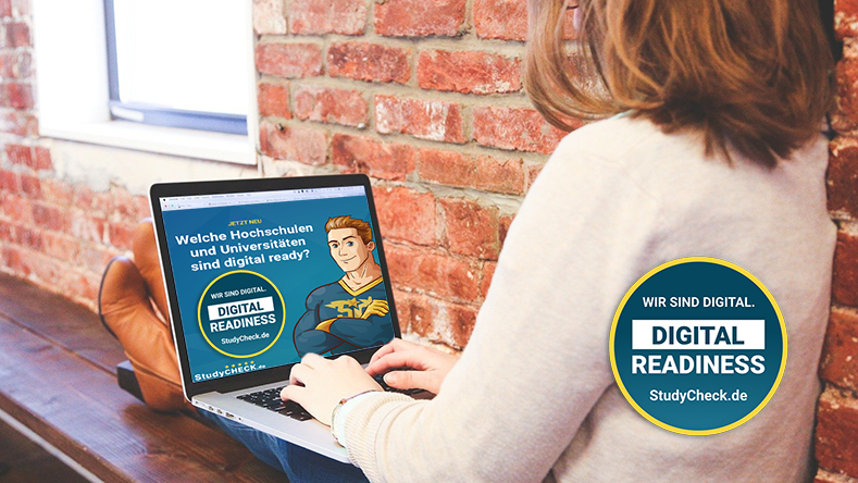 Digital unterwegs: Junge Frau hat auf Ihren Laptop die Digital Readiness Ranking Seite von StudyCheck geöffnet.