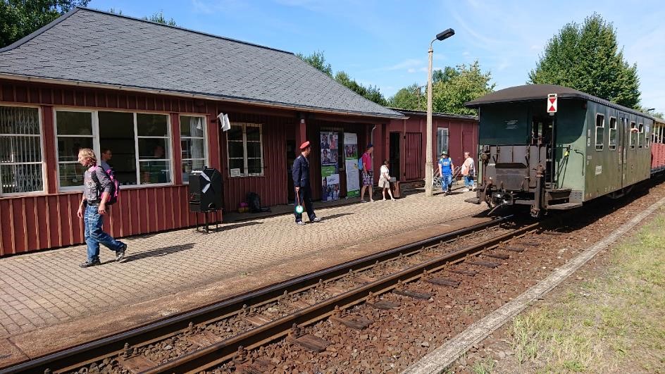 Visitors to the "Historik Mobil" at Zittau Süd station