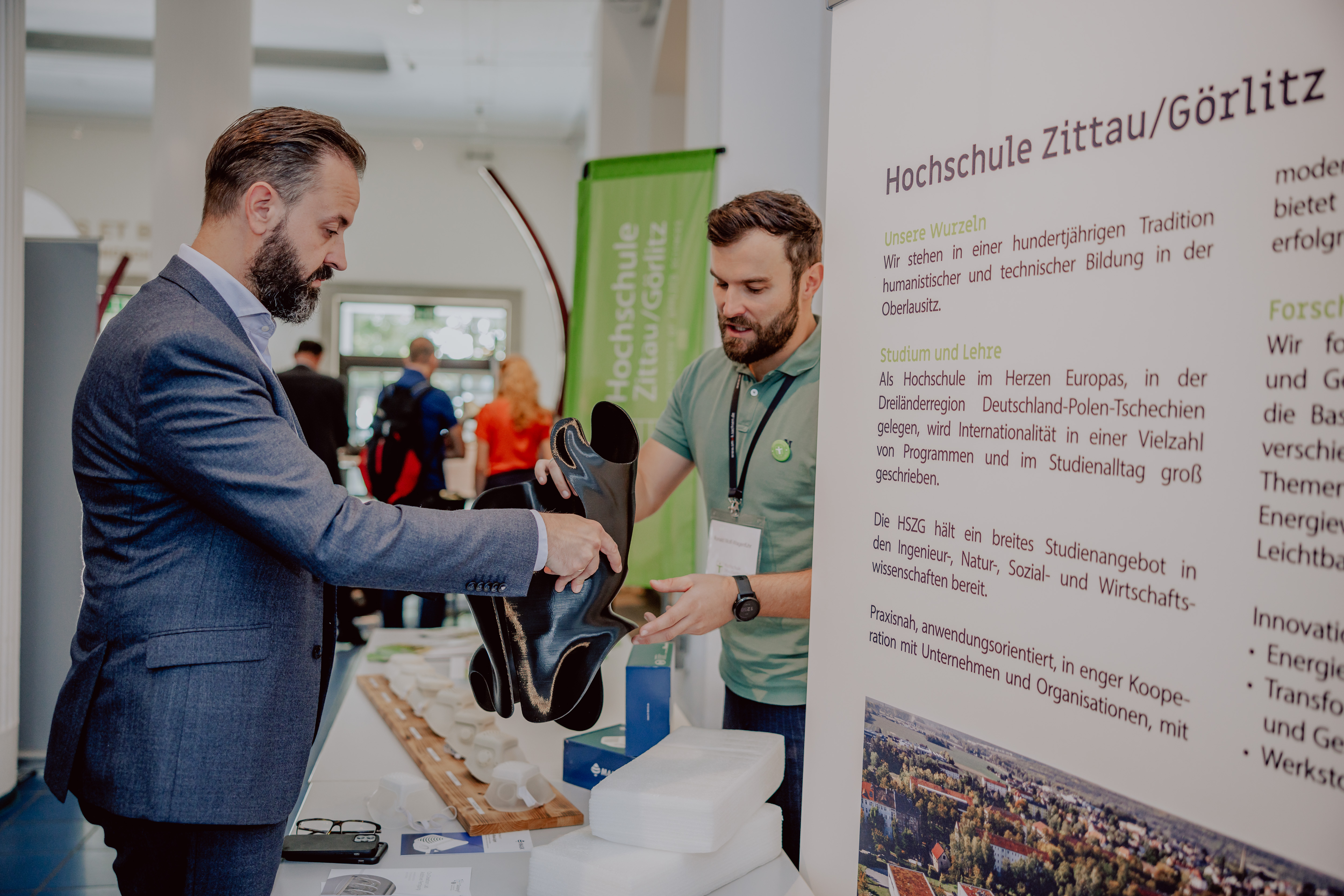 The Minister of Science is handed a 3D-printed scoliosis corset by the HSZG employee.