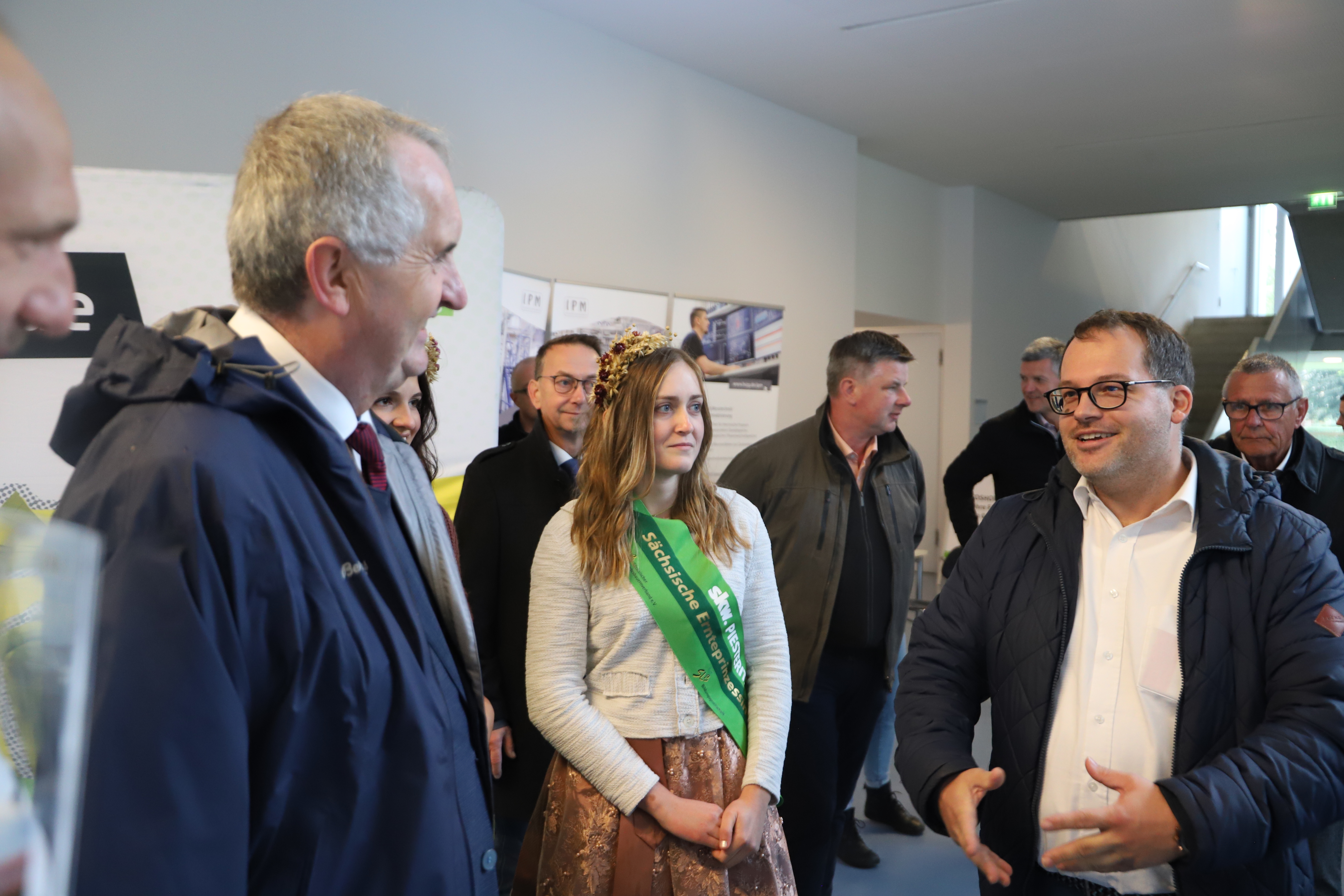 Minister Schmidt and Rector Alexander Kratzsch in conversation