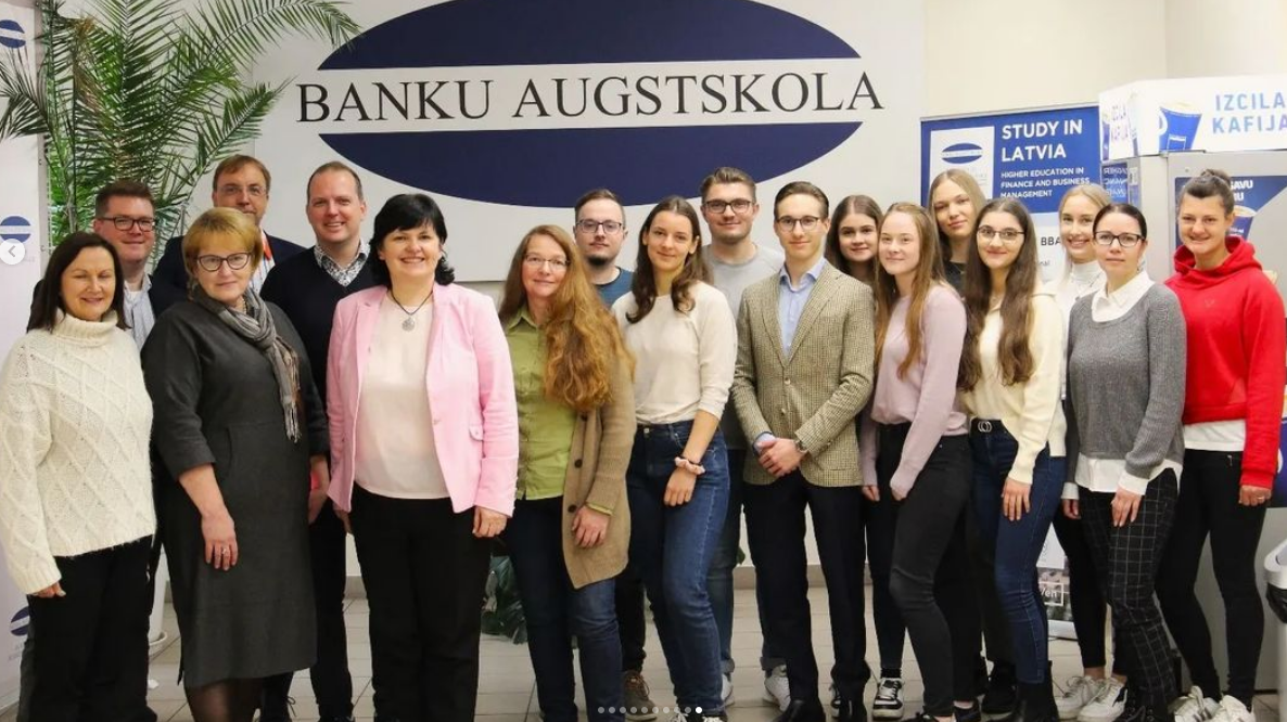 Gruppenbild von Studierenden und Mitarbeitenden aus Riga