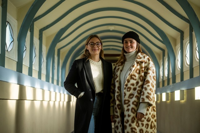 Zwei Studentinnen stehen im Görlitzer Hochschulgebäude in Winterkleidung.