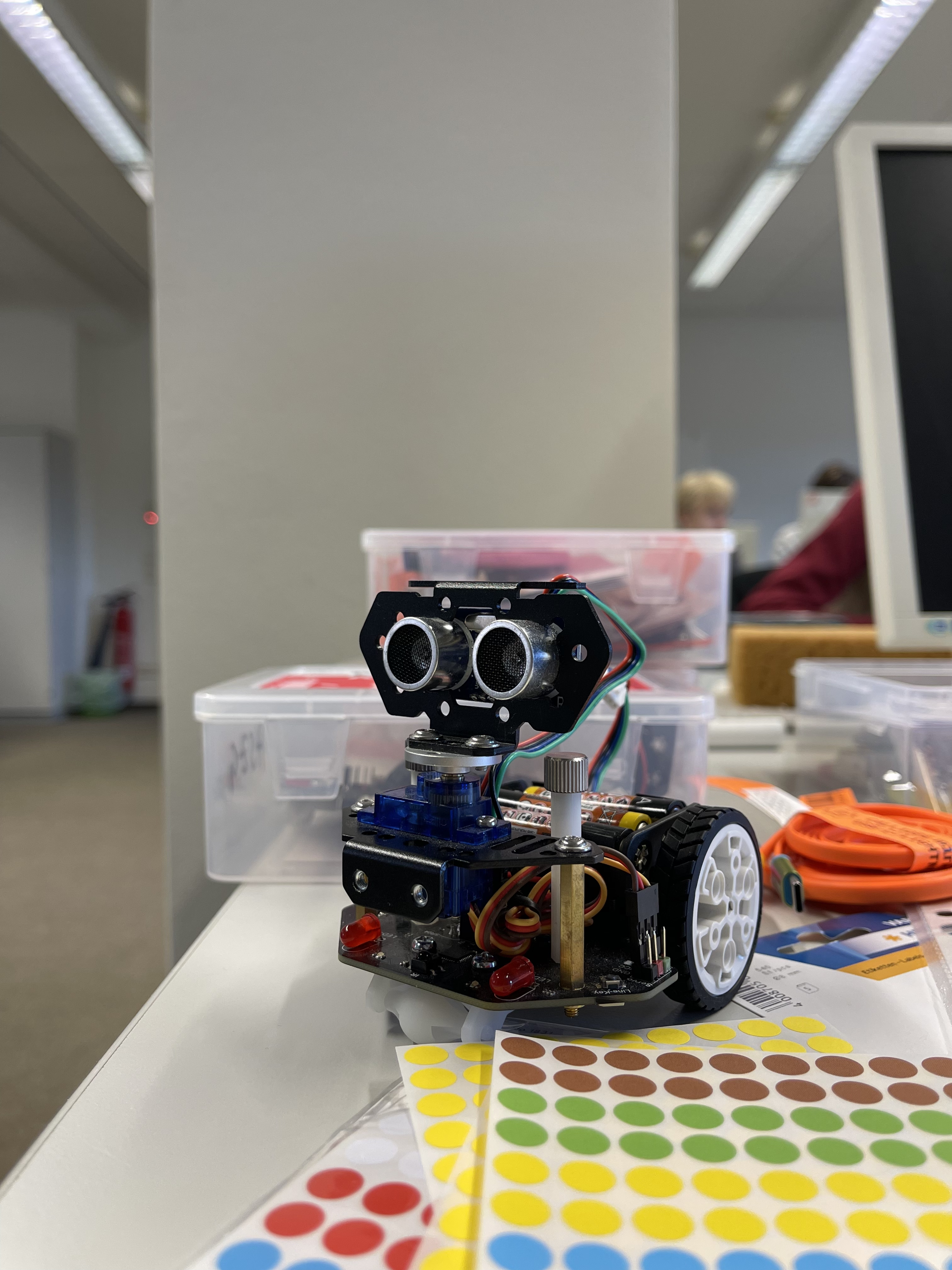 A Calliope mini 3 robot stands on a table.