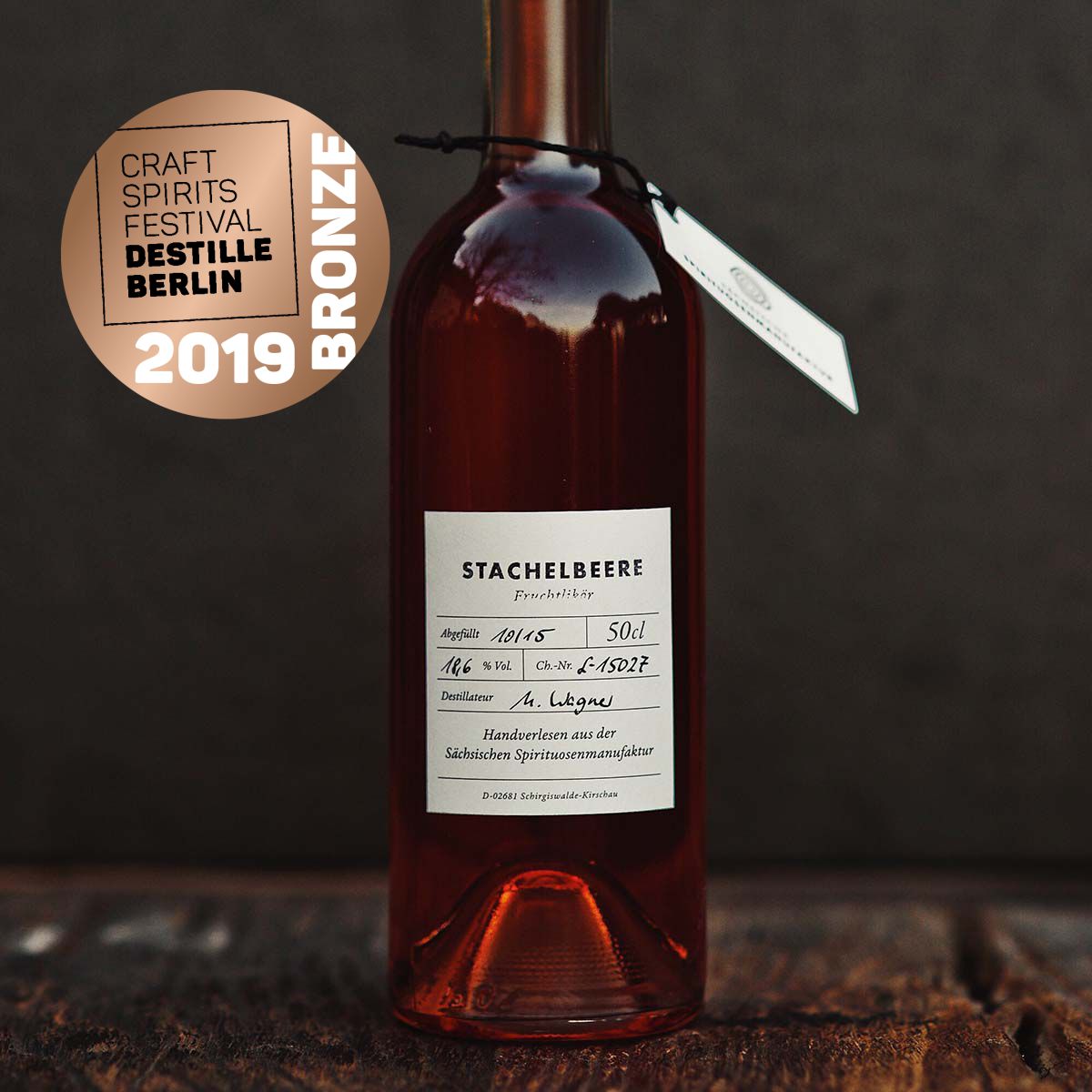 Foto: Sächsische Spirituosenmanufaktur Foto Flasche mit Etikett Stachelbeere - Früchtelikör