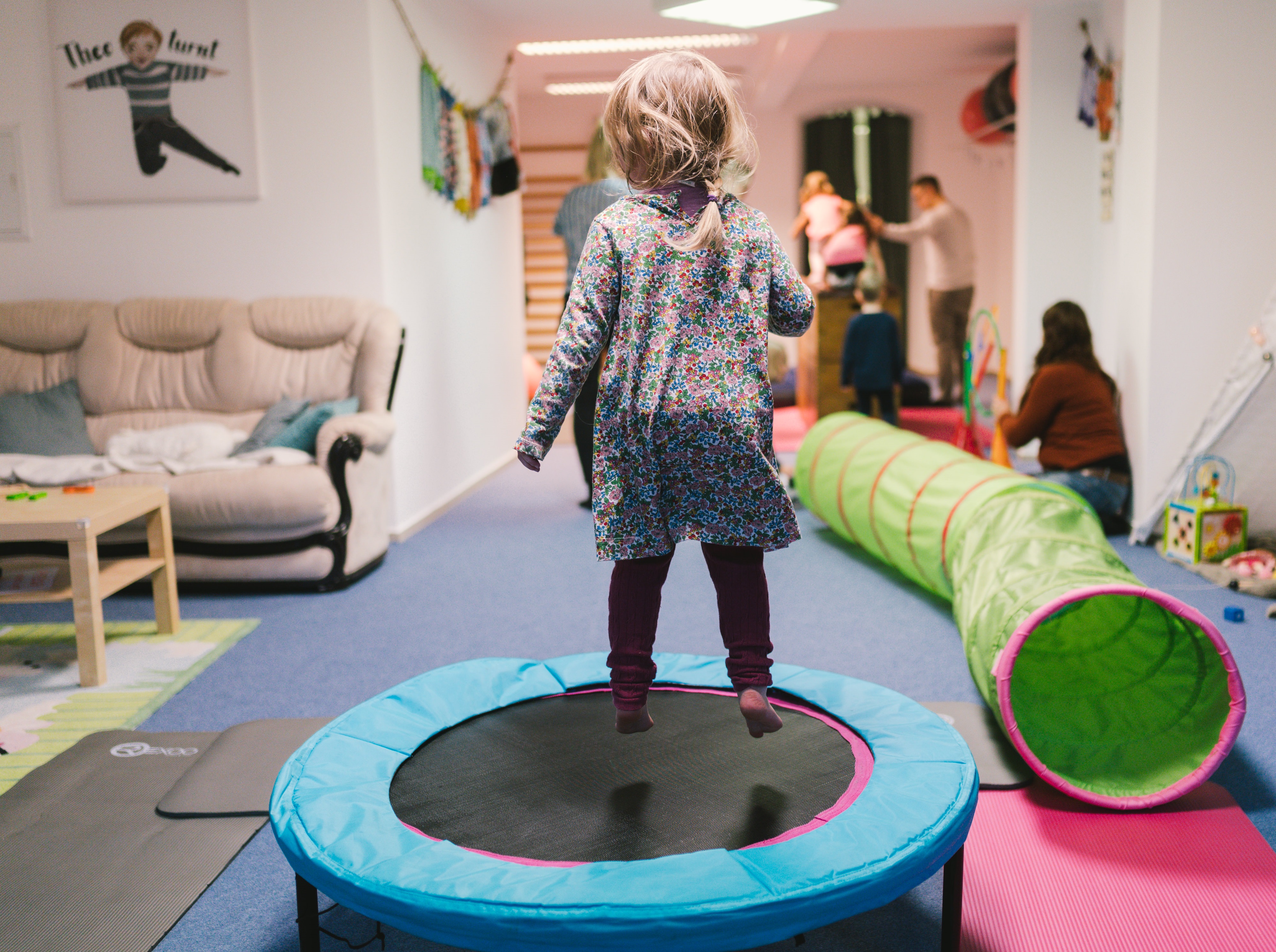 Foto: Paul Glaser kleines Mädchen springt auf einem Trampolin