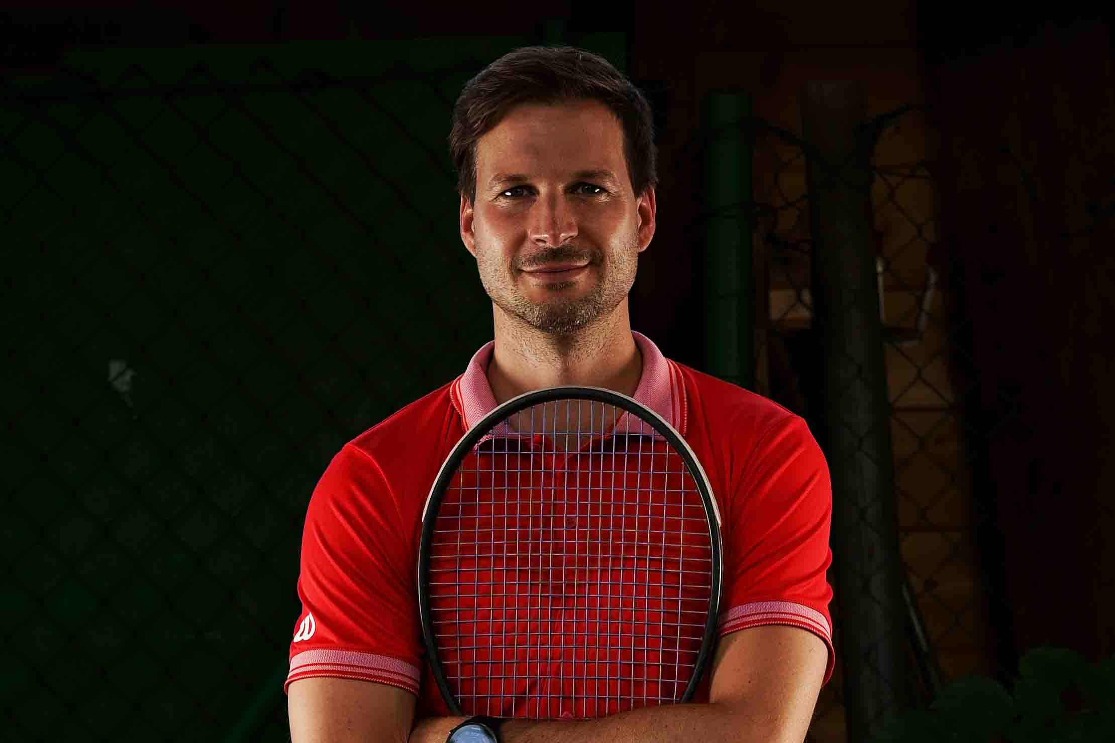 Portraitfoto Jochen Seubert - junger Mann mit Tennisschläger