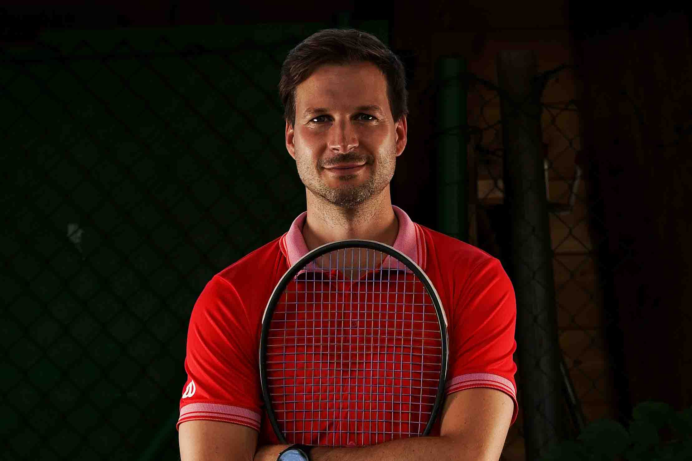 Foto: TruePlay Portraitfoto Jochen Seubert - junger Mann mit Tennisschläger