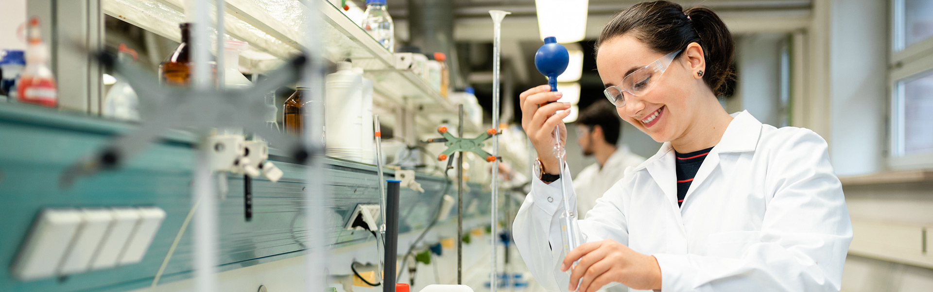 Bachelor Angewandte Naturwissenschaften Studentin mit Pipette in der Hand im Chemie Labor.