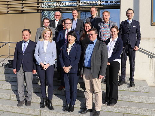 Die Teilnehmer der mongolischen Delegation und die teilnehmenden Mitglieder der HSZG zusammen auf einem Gruppenfoto vor einem Hochschulgebäude. 