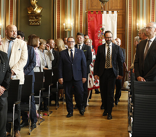 The procession of honor enters the town hall in Zittau, led by the Rector and the Minister of Science.