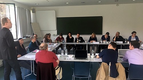 10 Vertreter und Vertreterinnen aus den Hochschulstandorten aus ganz Deutschland sitzen gemeinam an einem Tisch und sprechen über den Fachbereich Heilpädagogik