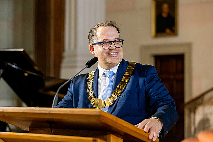 Rector Prof. Dr.-Ing. Alexander Kratzsch stands at the lectern in St. John's Church and delivers his matriculation address.