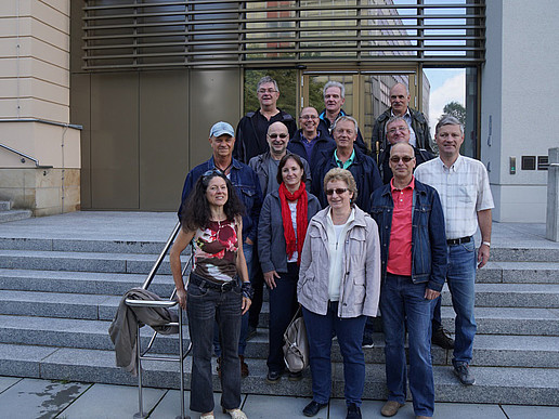 Alumni of E83/1 in front of the new main entrance