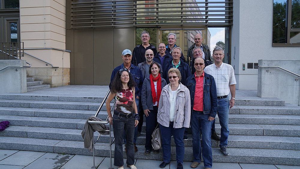 Alumni of E83/1 in front of the new main entrance