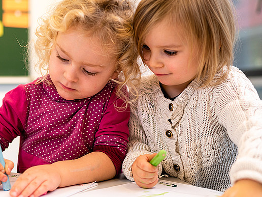 Nahaufnahmen von zwei Kleinkindern beim Malen 