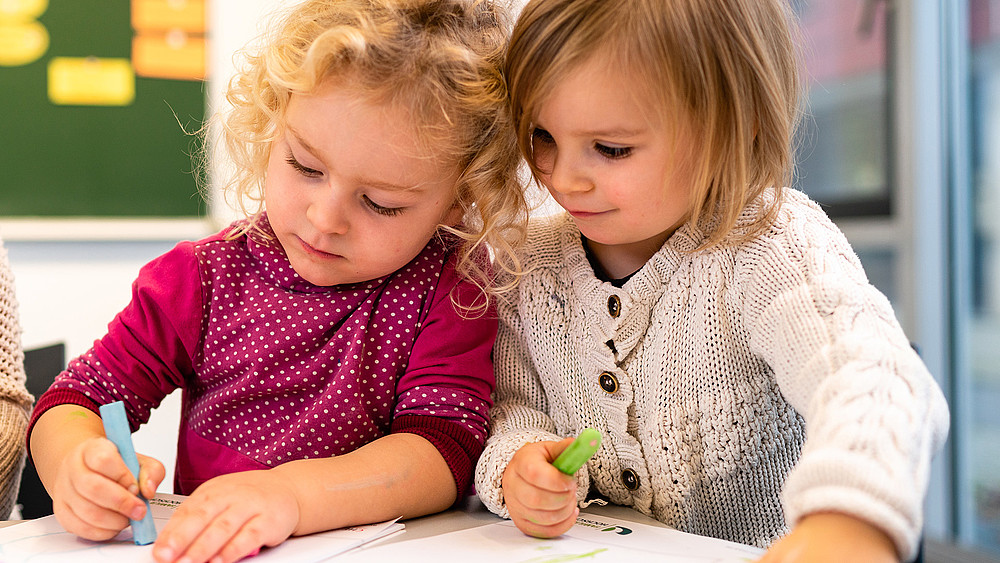 Nahaufnahmen von zwei Kleinkindern beim Malen 