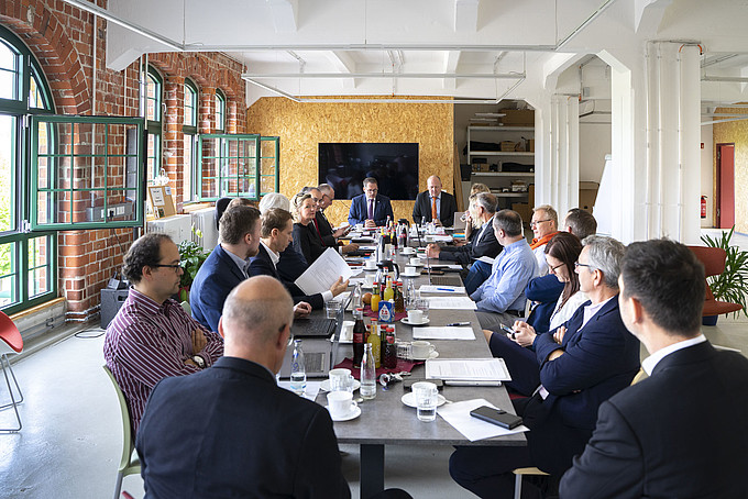 Vereinsmitglieder am Tisch