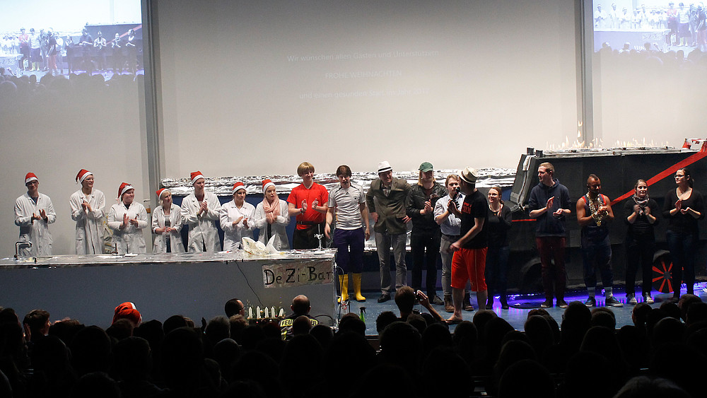 The chemistry show lecture on December 14 at the Faculty of Natural and Environmental Sciences thrilled the crowds