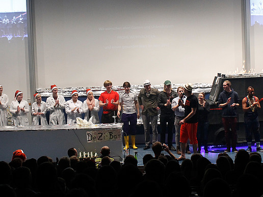 The chemistry show lecture on December 14 at the Faculty of Natural and Environmental Sciences thrilled the crowds