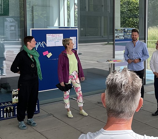 Rektor Kratzsch beglückwünscht die Teilnehmer*innen.