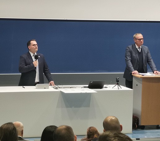 Rector and Attorney General on the podium in the lecture hall.