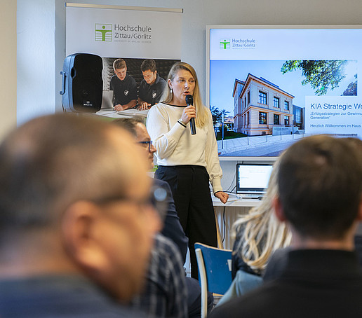 Kristin Groß with microphone in front of an audience