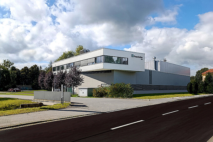 Das Gebäude des Fraunhofer IWU in Zittau wie es vom Zittauer Stadtring zu sehen ist.