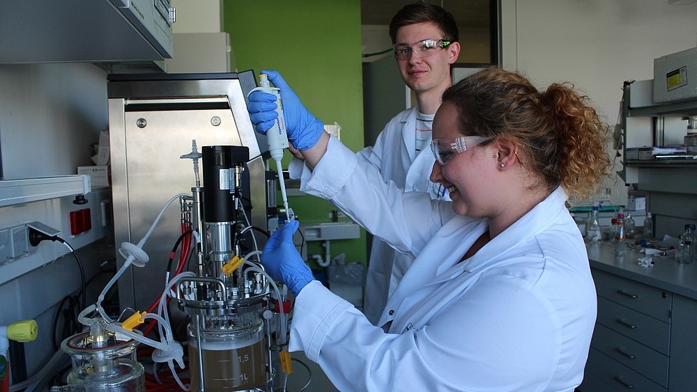 Studierende der Pharmazeutischen Biotechnologie am BIOSTAT® B- Fermenter