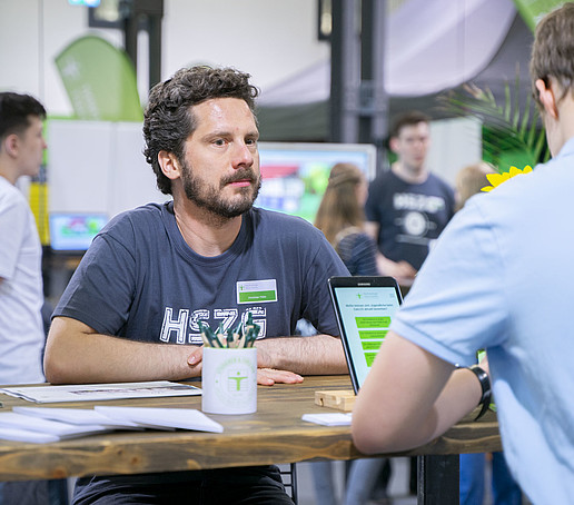 An HSZG employee advises a guest.