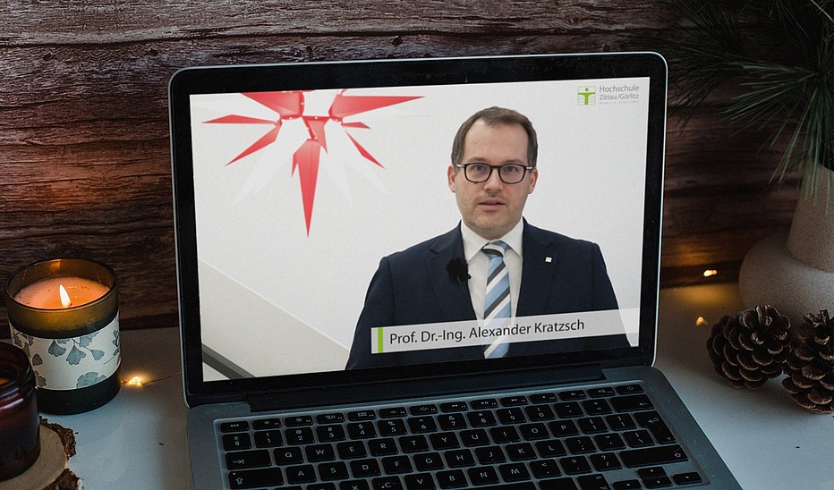 Ein Laptop auf dem das Video mit dem Rektor läuft.