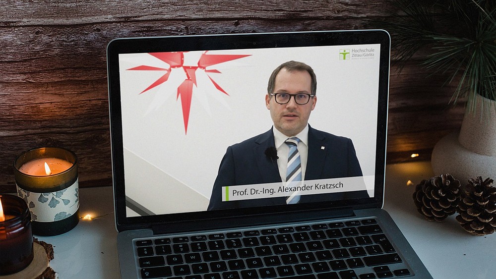 Ein Laptop auf dem das Video mit dem Rektor läuft.