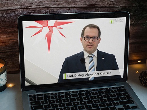Ein Laptop auf dem das Video mit dem Rektor läuft.