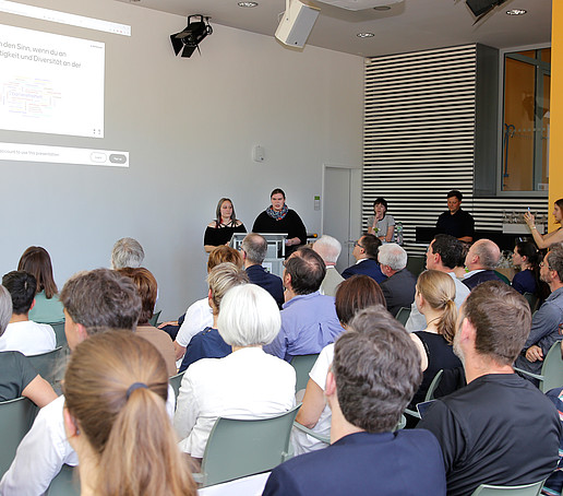 Vollbesetzte Sitzreihen in der Aula in Görlitz