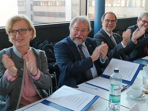 Die Unterzeichnung stellt einen Meilenstein in der Geschichte der deutsch-kasachischen Zusammenarbeit hinsichtlich der Entwicklung der Deutsch-Kasachischen Universität dar. 