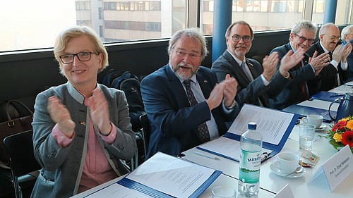 Die Unterzeichnung stellt einen Meilenstein in der Geschichte der deutsch-kasachischen Zusammenarbeit hinsichtlich der Entwicklung der Deutsch-Kasachischen Universität dar. 