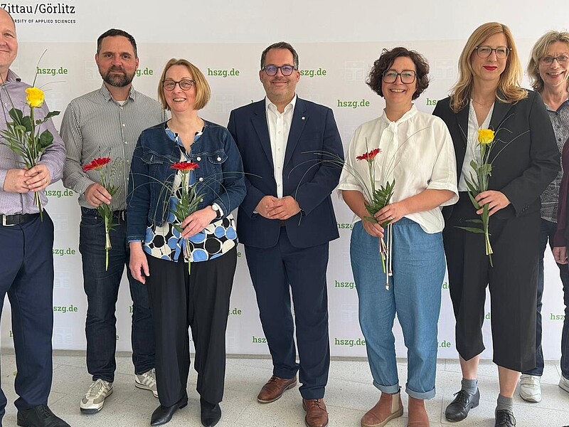 Mitglieder der Personalentwicklungskommission sitzen an Konferenztischen im Senatssaal der HSZG und besprechen sich.