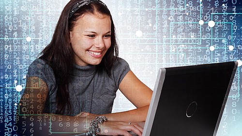 Eine lächelnde Studentin sitzt vor einem Laptop umgeben von graphischen Bildelementen, die die digitale Lehre symbolisieren.