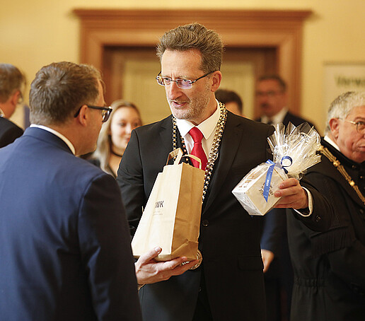 The Rector receives a gift from a guest to mark his investiture.