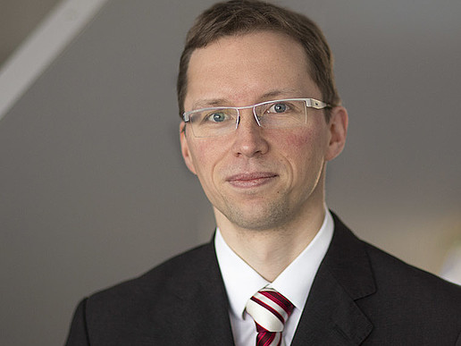 Prof. Kornhuber lächelt in die Kamera.
