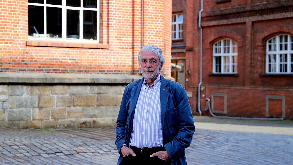 Hüther vor den historischen Gebäuden der Kulturbrauerei Görlitz