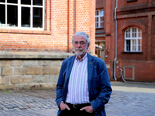 Hüther vor den historischen Gebäuden der Kulturbrauerei Görlitz