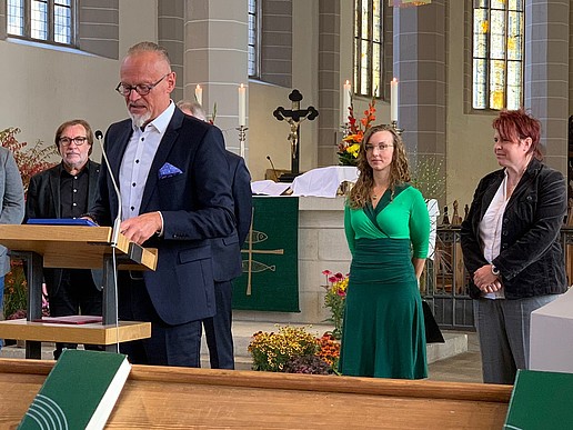 Der Vorsitzende des Stiftungsrates, Dr. Uwe Koch, erinnert am Altar des St. Petri-Doms in Bautzen an das Wirken von Dr. Gregorius Mättig in Bautzen und seine zahlreichen Stiftungen.