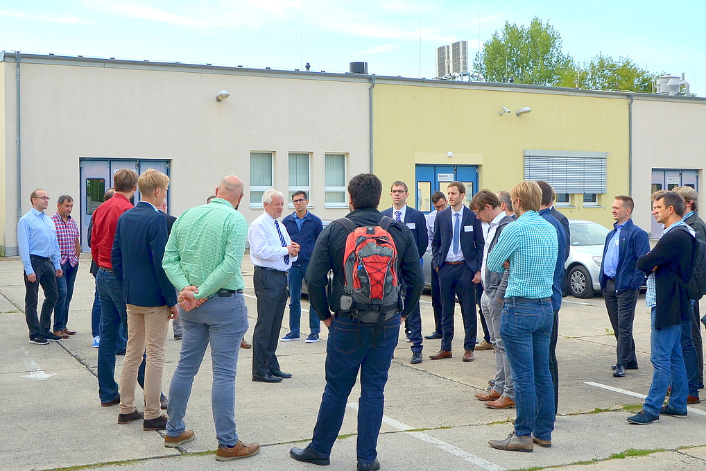 Prof. Worlitz, Dean of the Faculty of Electrical Engineering and Computer Science and Head of the Department of Mechatronic Systems at IPM, welcomes the participants before the lab tour