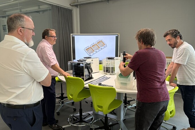 Presentation of the DLR_School_Lab by Dr. Thomas Fester and Christian Tiller.