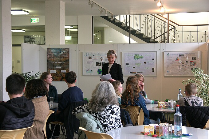 Prof. Mackowiak speaks to the students.