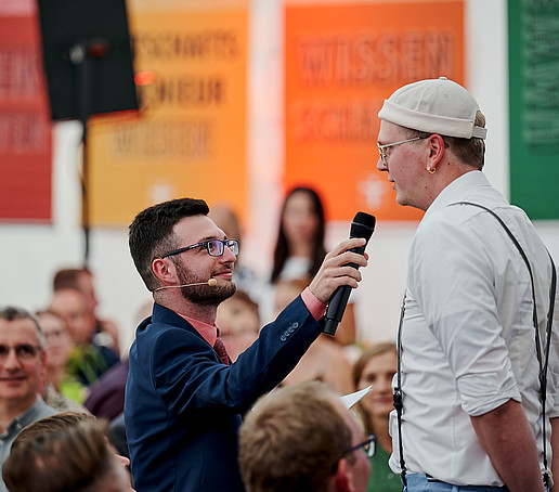 Lennart beim Interview mit Tom Walter von der Fakultät Wirtschaftswissenschaften und Wirtschaftsingenieurwesen.