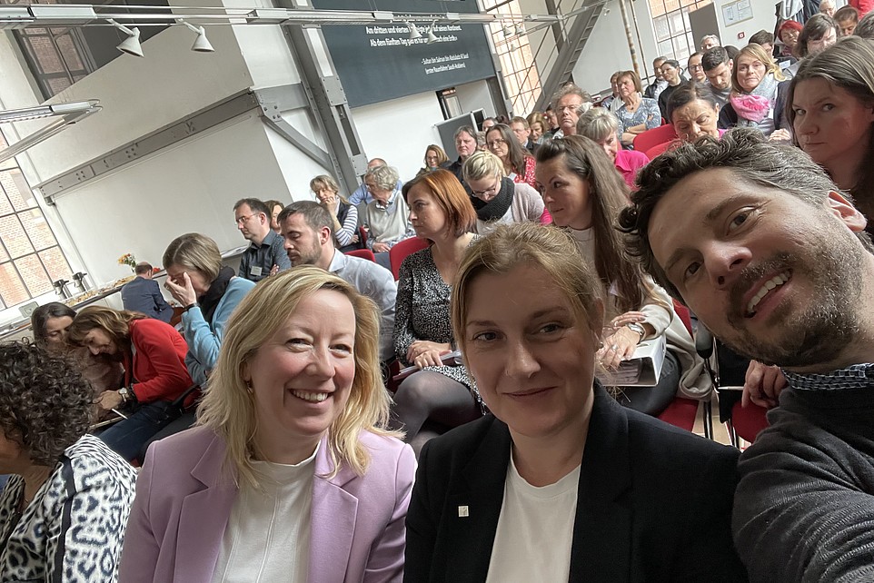 Ein Selfie von Frau Prof. Keil, Frau Groß und Herr Tiller, im Hintergrund das Publikum der Fachberatertagung.